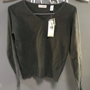 LORD & TAYLOR NWT - olive cashmere v neck sweater
